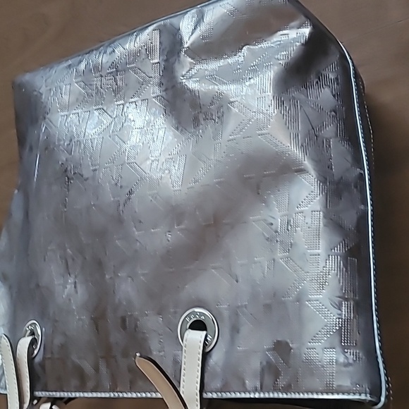 Michael Kors Gold Mirror Signature PVC and Leather Tote Gold tone large bag - Picture 5 of 16